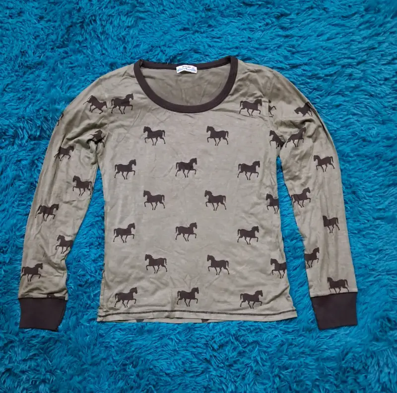Polera manga larga con caballos - 1