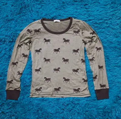 Polera manga larga con caballos - miniatura 1