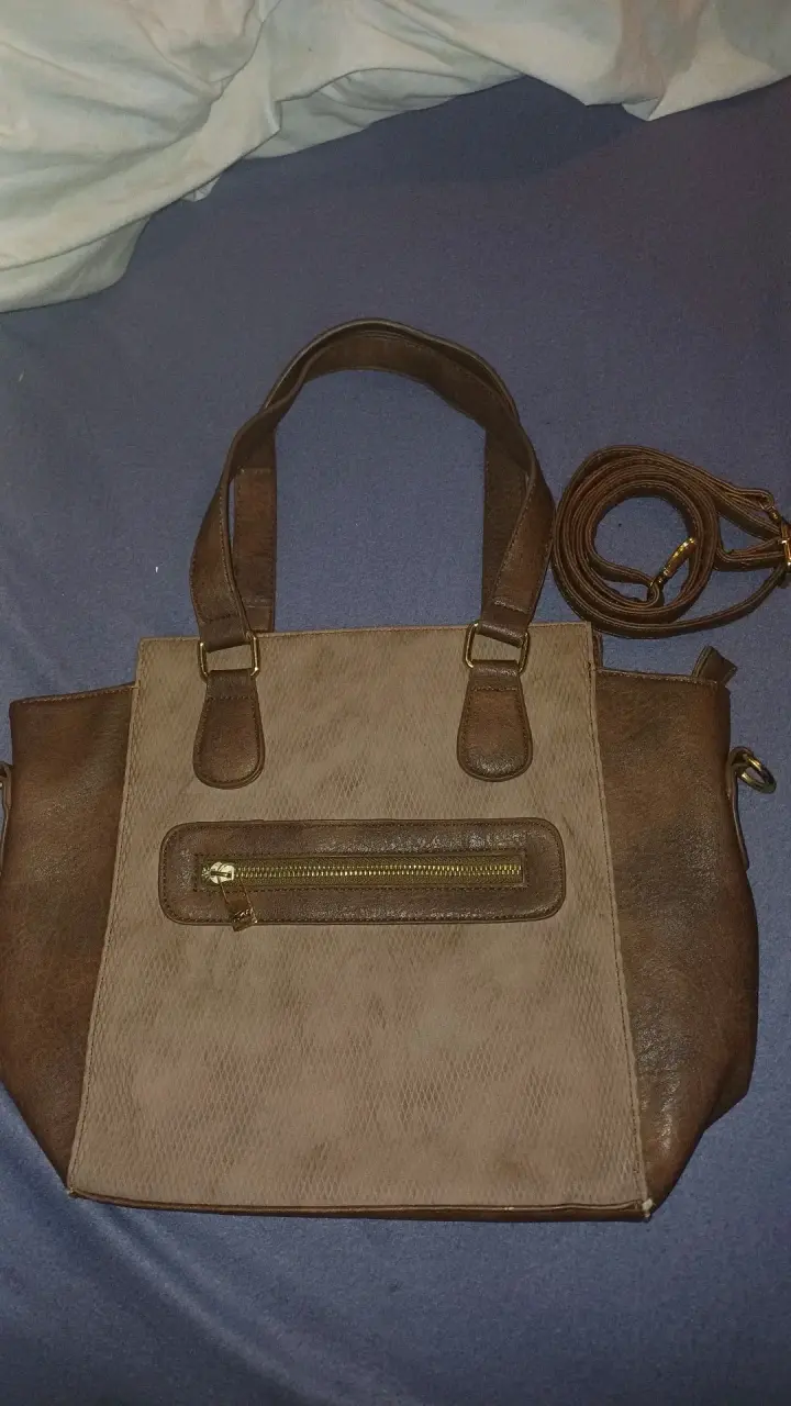 Bolso marrón con correa ajustable