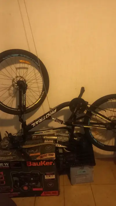 Bicicleta de montaña negra - miniatura 1