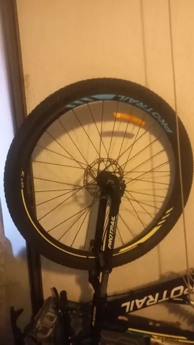 Bicicleta de montaña negra - miniatura 2