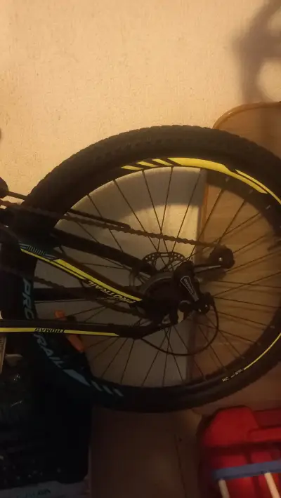 Bicicleta de montaña negra - miniatura 3
