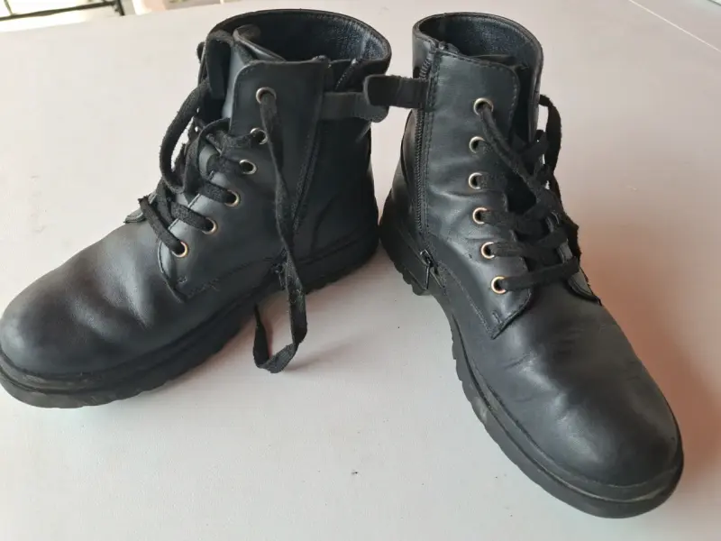 Botas negras estilo militar