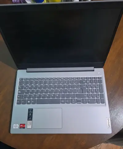 Notebook en buen estado - miniatura 2