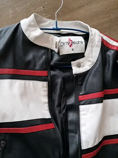 Chaqueta motera negra con detalles - miniatura 1