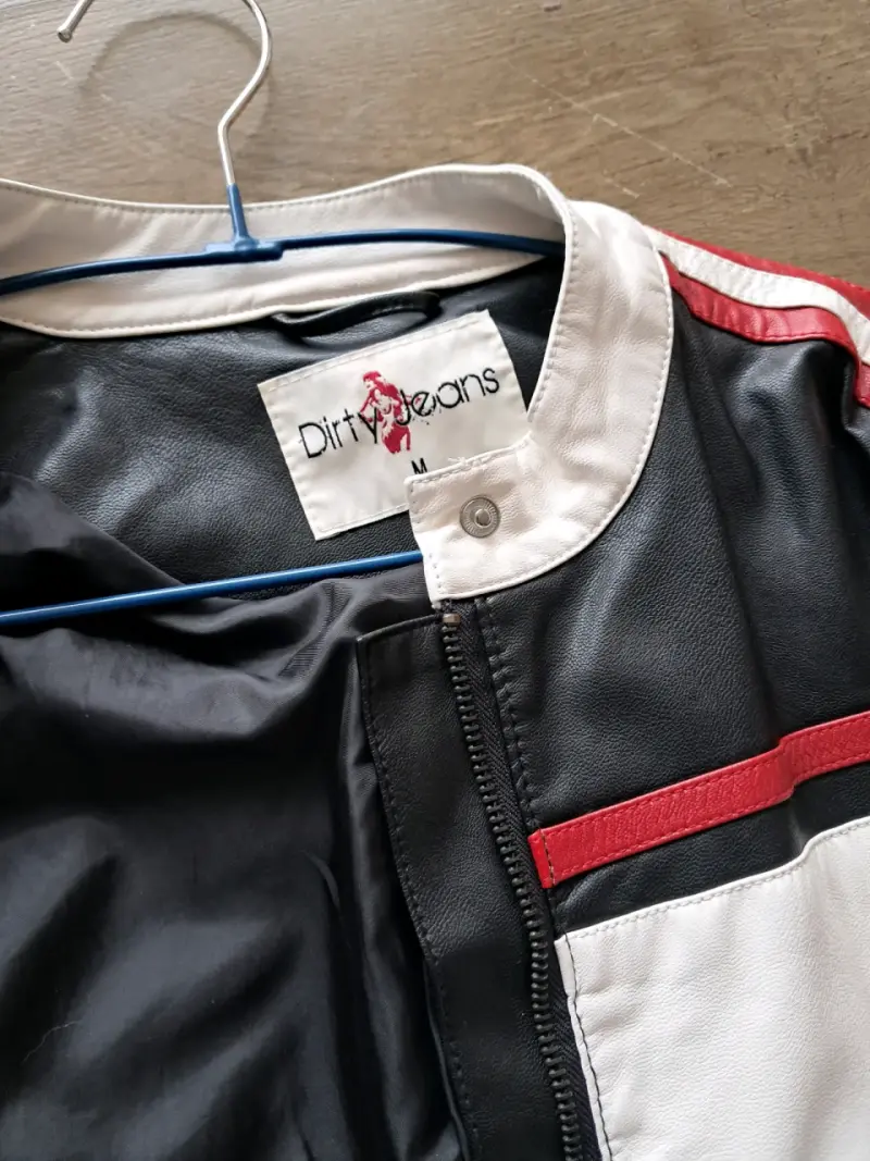 Chaqueta motera negra con detalles - 2