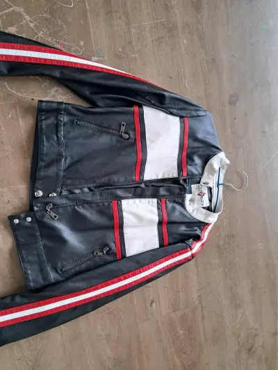 Chaqueta motera negra con detalles - miniatura 3