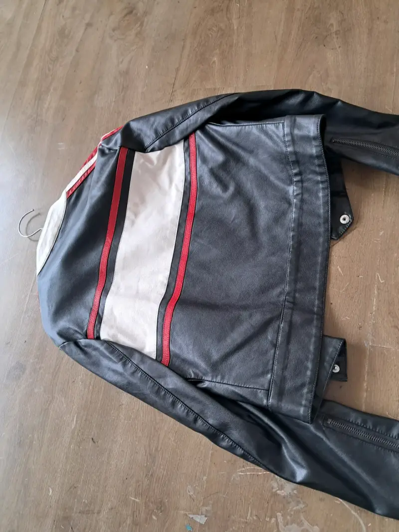 Chaqueta motera negra con detalles - 4
