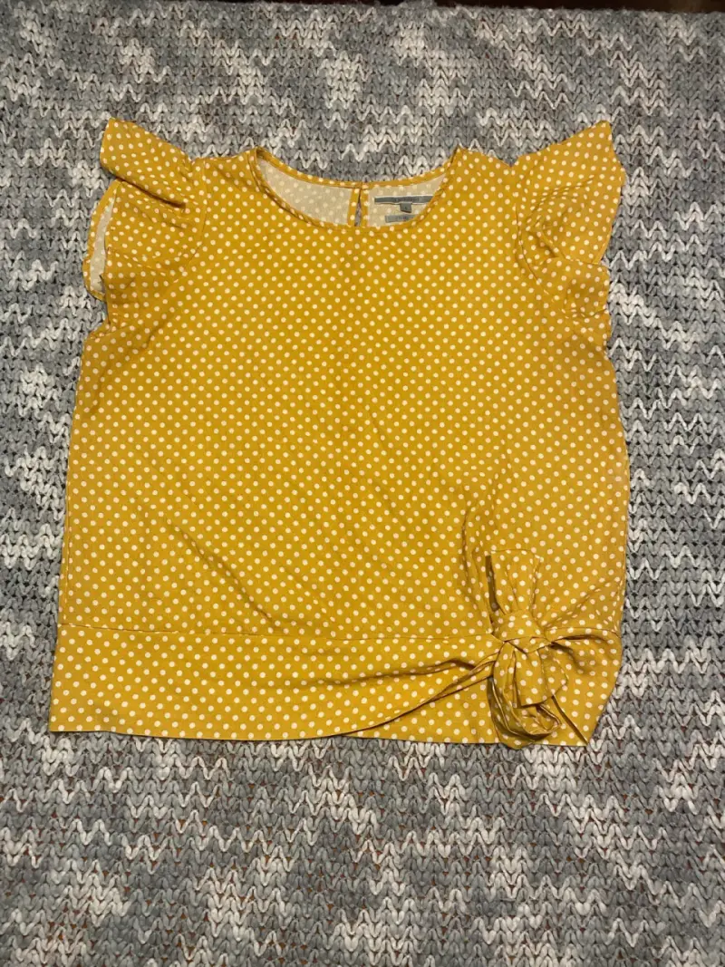 Polera amarilla con lunares