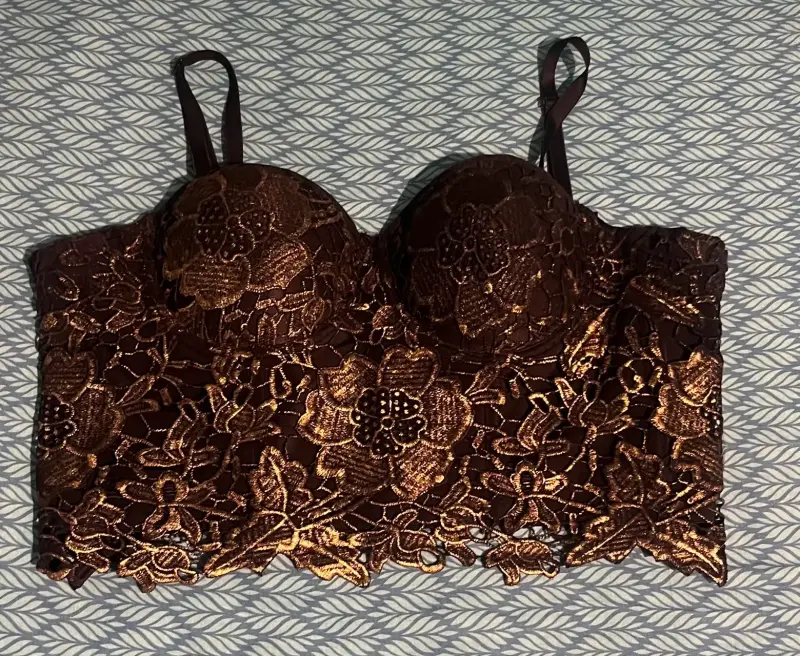 Top de encaje negro y dorado