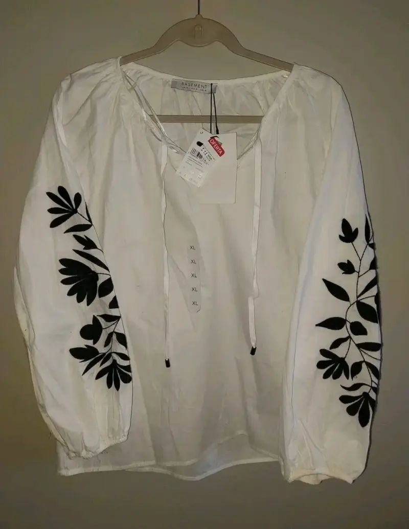 Blusa con estampado en negro – Blanca