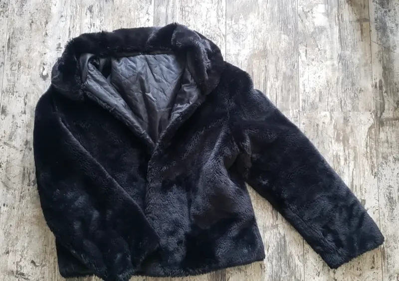 Chaqueta de piel sintética negra
