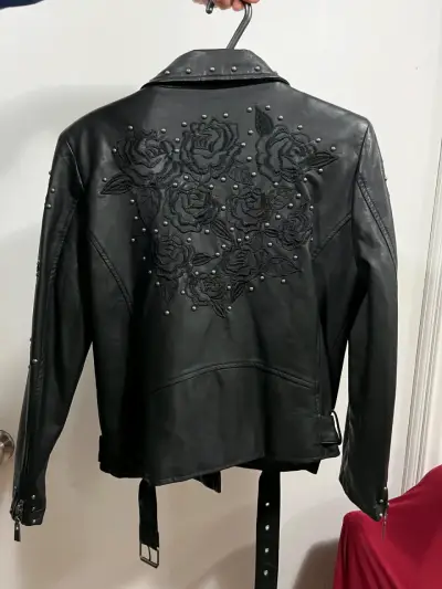Chaqueta de cuero negra con flores - miniatura 1