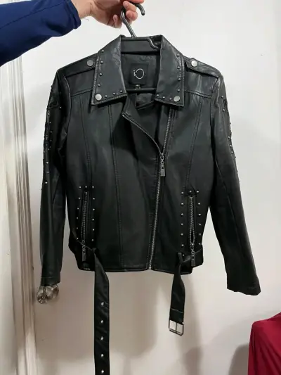 Chaqueta de cuero negra con flores - miniatura 2