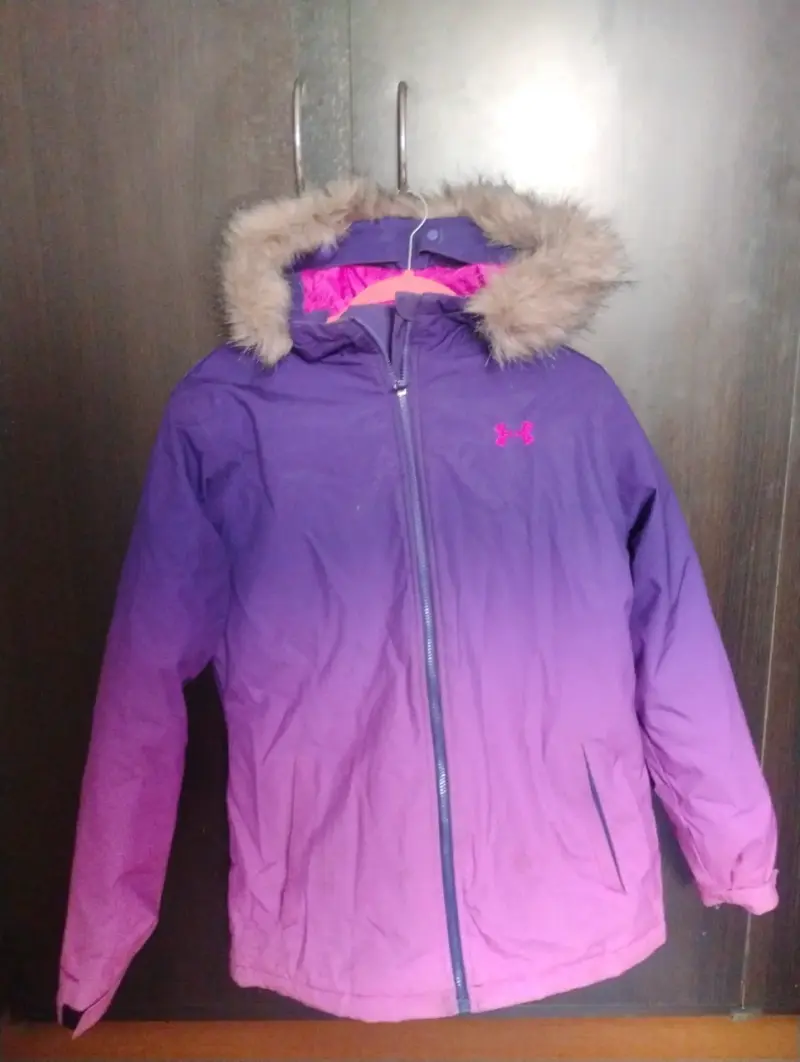 Chaqueta morada con capucha