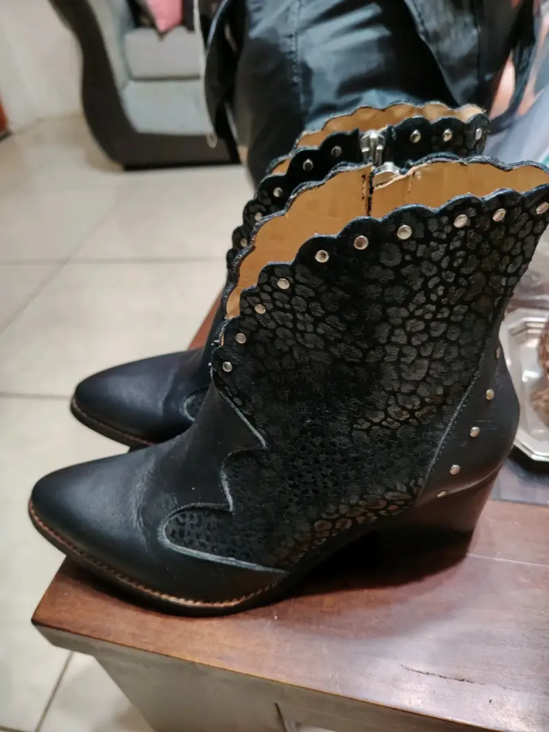 Botines negros con tachas metálicas - 1