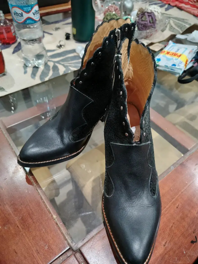 Botines negros con tachas metálicas - 2