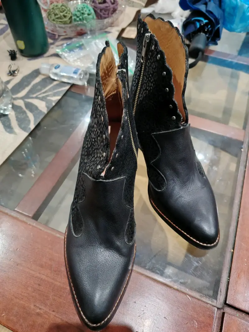 Botines negros con tachas metálicas - 3
