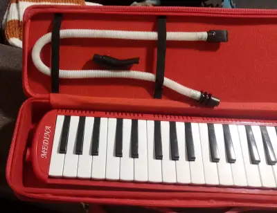 Melódica Marca MEDINA con estuche - miniatura 3