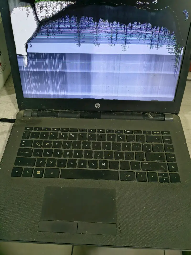 Laptop HP pantalla rota para repuesto - 1