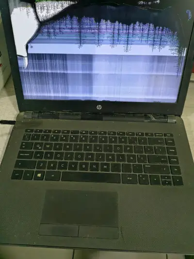 Laptop HP pantalla rota para repuesto - miniatura 1