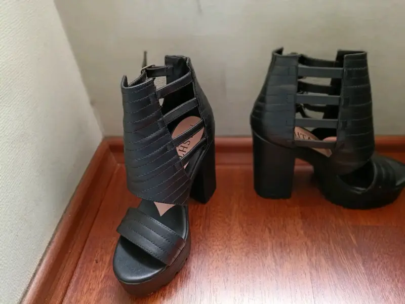 Sandalias negras de tacón alto - 2