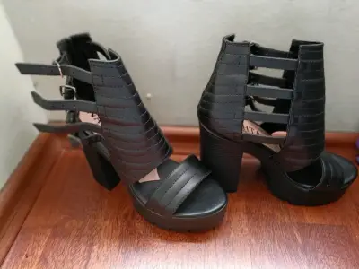 Sandalias negras de tacón alto - miniatura 3