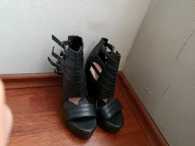 Sandalias negras de tacón alto - miniatura 4