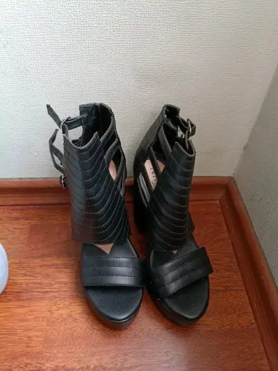 Sandalias negras de tacón alto - miniatura 5