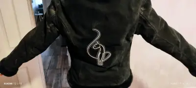 Chaqueta negra con diseño de gato - miniatura 1