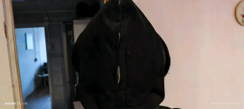 Chaqueta negra con diseño de gato - 3