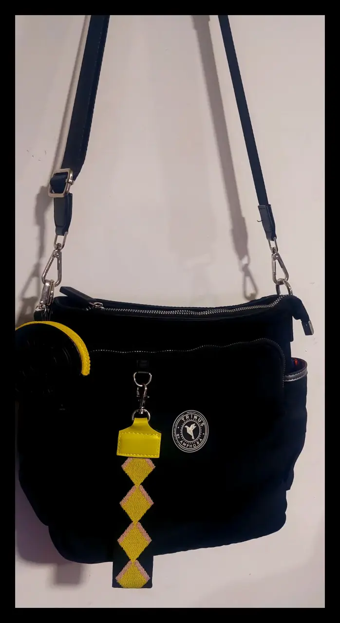 Cartera negra con strap amarillo - 1
