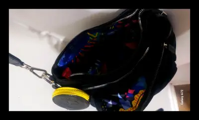 Cartera negra con strap amarillo - miniatura 2