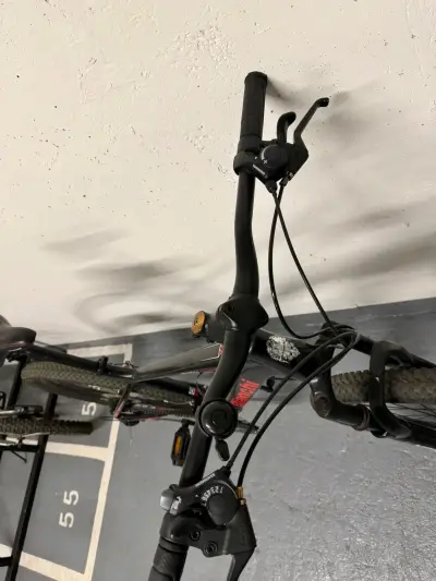 Bicicleta montaña negra - miniatura 1