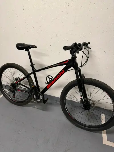 Bicicleta montaña negra - miniatura 2