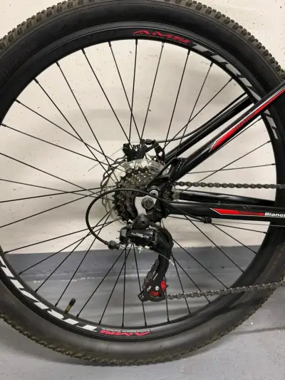 Bicicleta montaña negra - miniatura 3