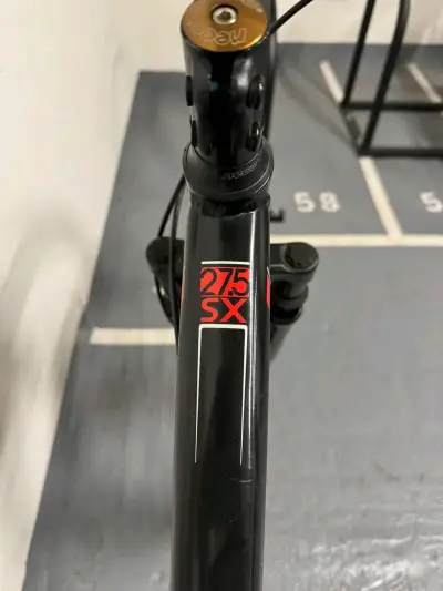 Bicicleta montaña negra - miniatura 4
