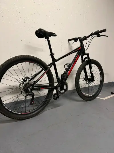 Bicicleta montaña negra - miniatura 6
