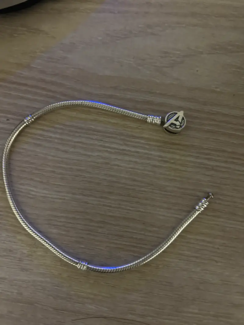 Pulsera plateada con logo A - 1