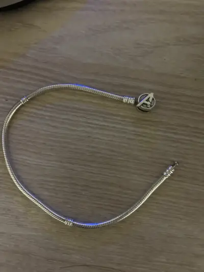 Pulsera plateada con logo A - miniatura 1