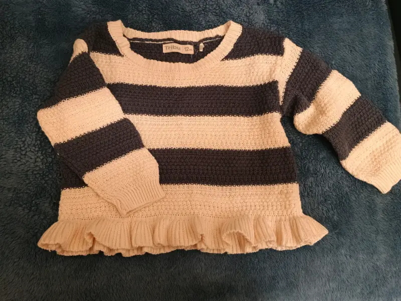 Suéter infantil rayado beige y azul