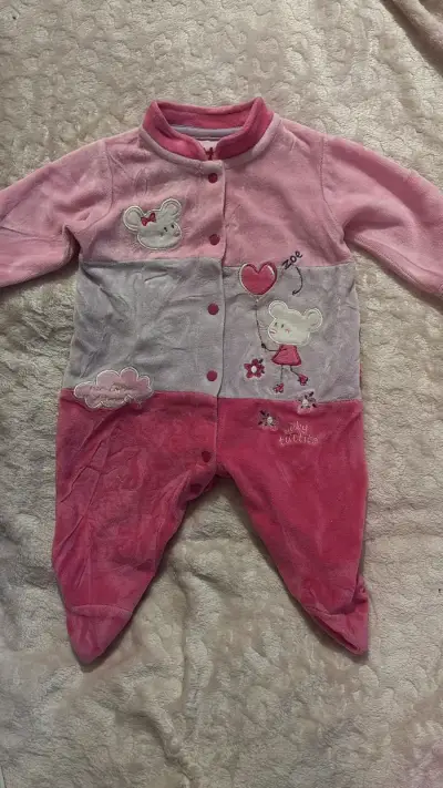 Pijama rosado de bebé con diseño - miniatura 1