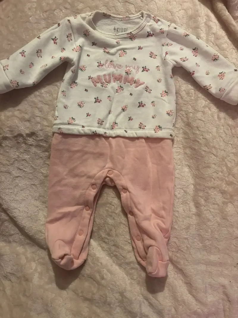 Pijama rosado de bebé con diseño - 2