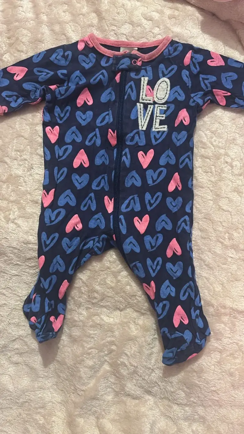 Pijama rosado de bebé con diseño - 3