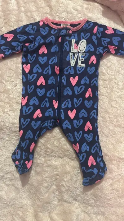 Pijama rosado de bebé con diseño - miniatura 3