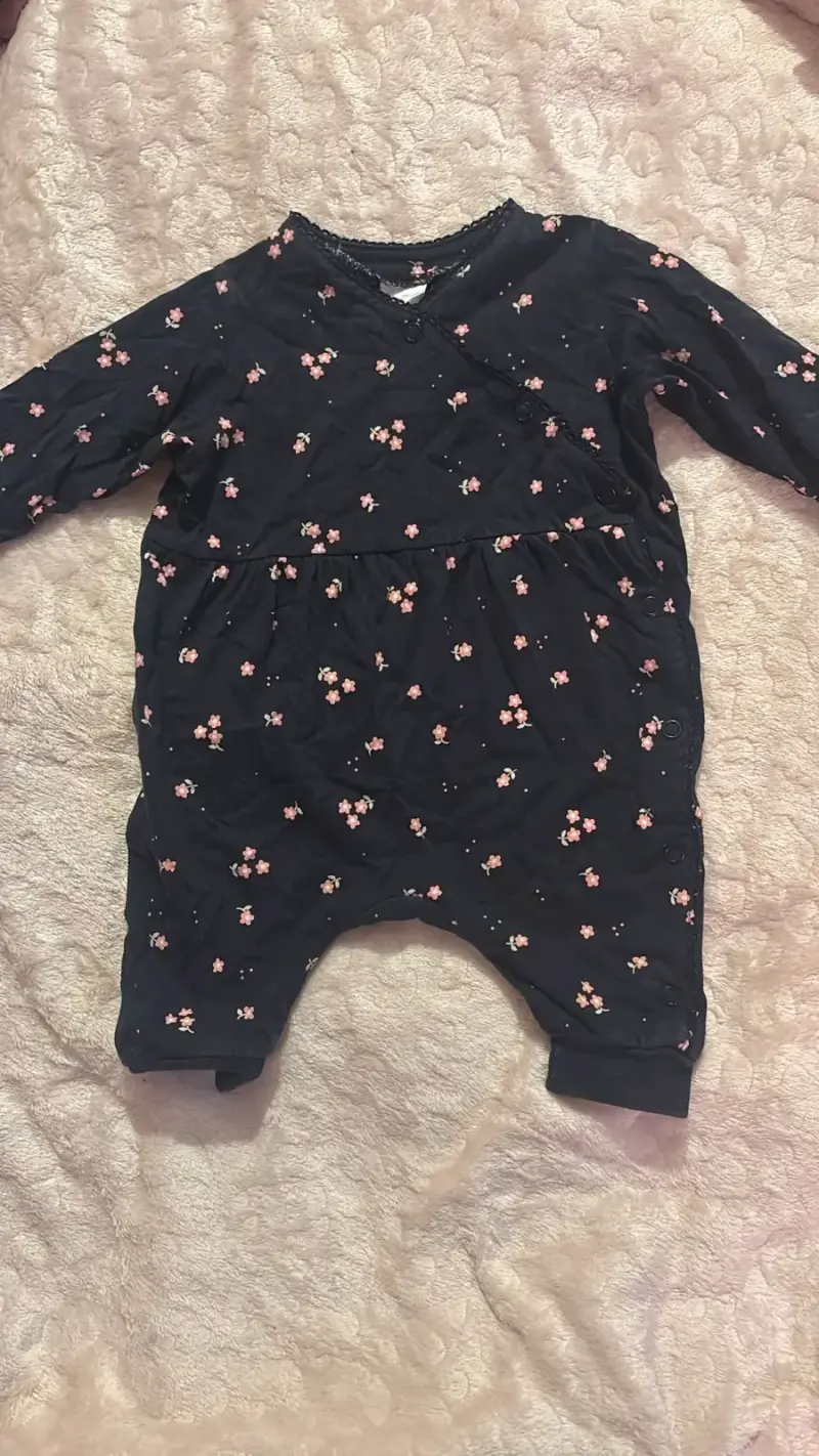Pijama rosado de bebé con diseño - 4