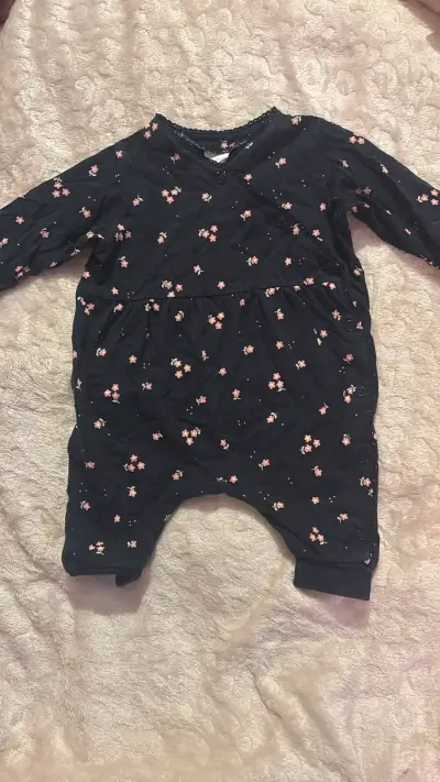 Pijama rosado de bebé con diseño - miniatura 4