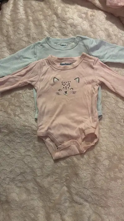 Pijama rosado de bebé con diseño - miniatura 6
