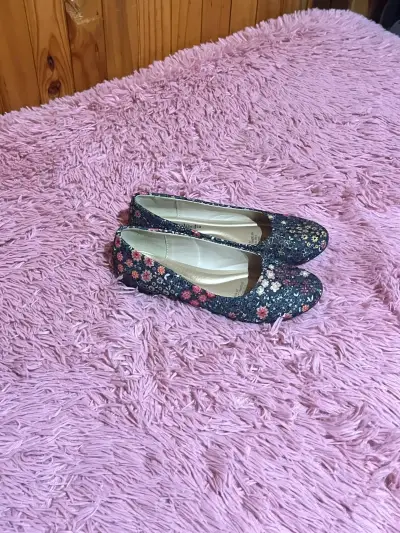 Zapatos planos con flores - miniatura 1