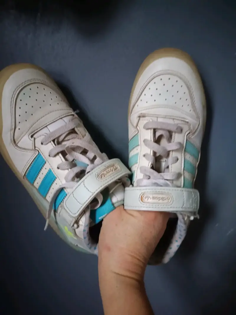Zapatillas Adidas deportivas blancas y celestes